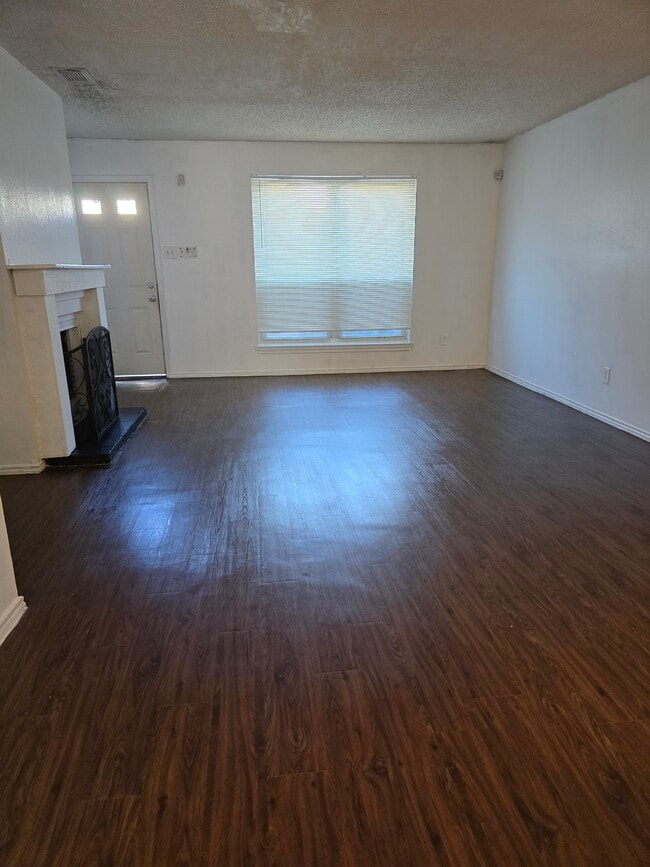 Building Photo - 2107 Greenbriar Colony Dr