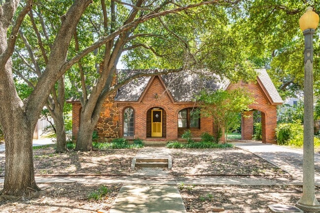 Building Photo - Fort Worth Gem Just Two Doors from TCU Rental