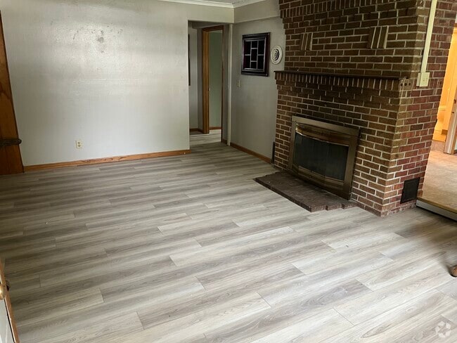 Building Photo - 2601 S Cornelia St Unit Downstairs  2601.5 Rental