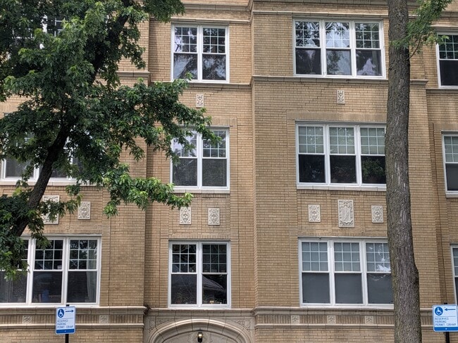 Building Exterior - 1912 W Chase Ave Unit 105