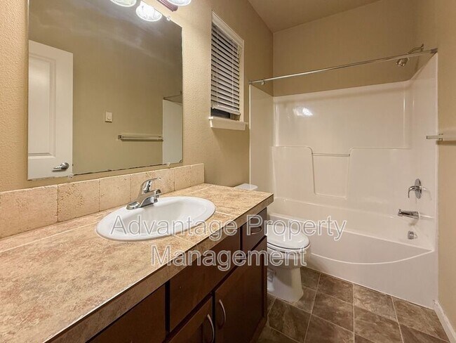 Photo - 537 Catron St N