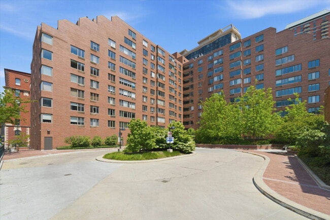 Building Photo - 801 S Plymouth Ct Unit 713