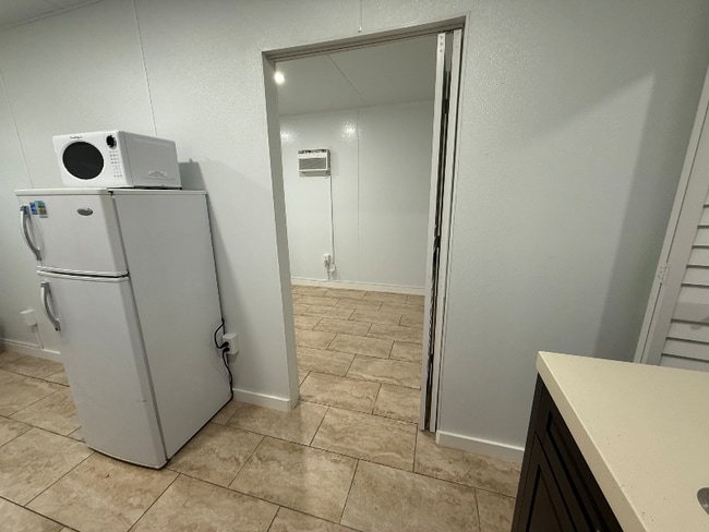 Photo - 231 W 41st St