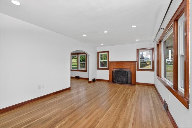 Photo - 250 Gillespie Dr NE