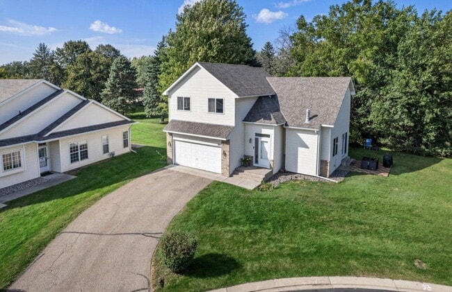 Building Photo - Elegant 3-Bed Single Family with Fireplace & Hardwood Floors in Shakopee – 2345 Sq Ft of Comfort
