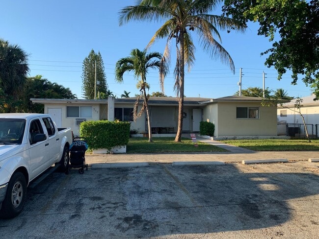 Photo - 717 NE 10 ST, APT 3 Hallandale, FL 33009
