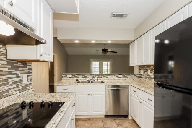 Photo - 2104 Yorktown Ct S