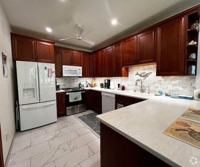 Building Photo - Beautiful Renovated and Furnished 2 bed/2 ... Unit 102 Rental