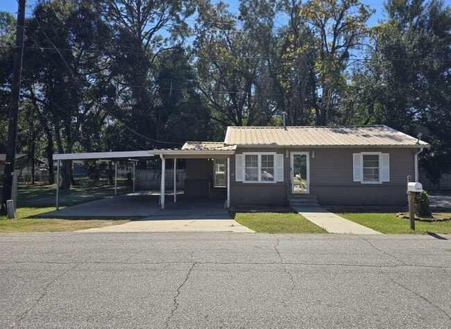 Building Photo - 2 Bed/1 Bath House