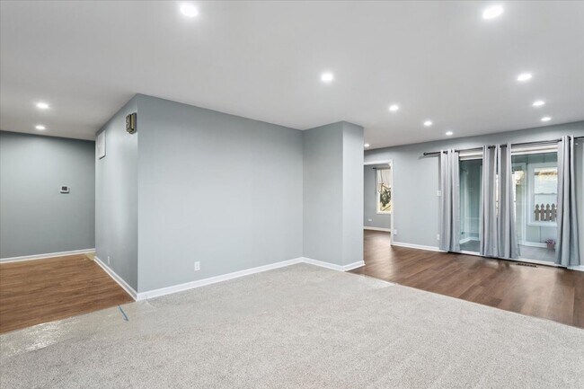 Photo - 809 Oakton Ave