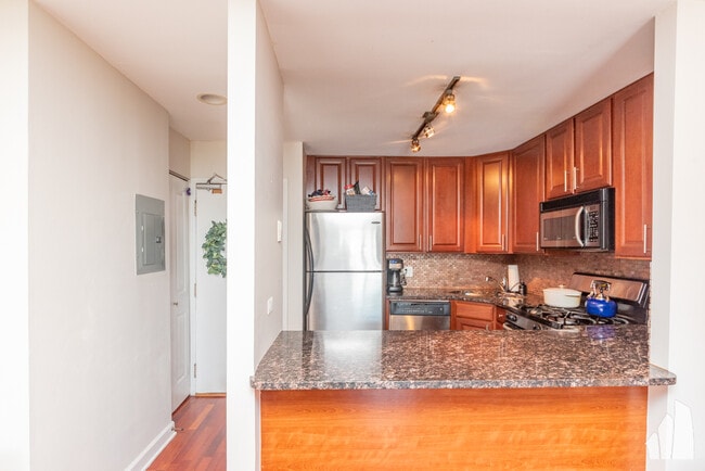 Photo - 3900 N Pine Grove Ave Unidad 802