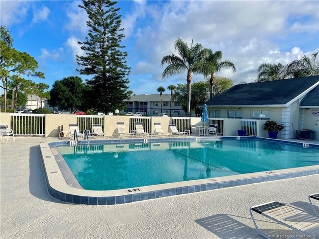 Building Photo - 1504 SE Royal Green Cir Unit 104