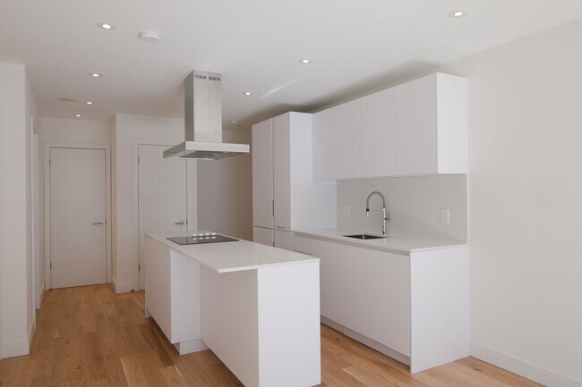 Building Photo - 3468 Rue Drummond Unit 106