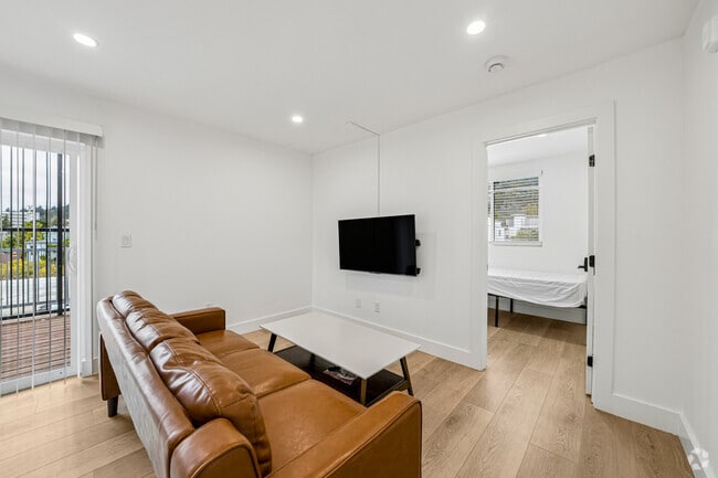 Penthouse - 3BR, 1BA - Living Room