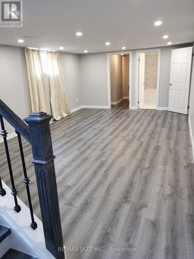 Photo - 611 Athol St E