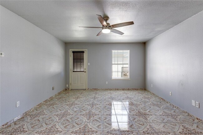 Photo - 6402 Santos St