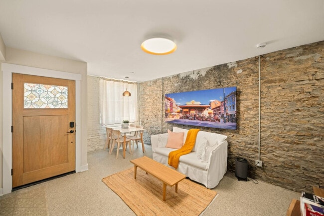 Building Photo - 1918 Vine St Unit ID1315618P