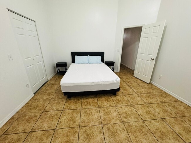 Private Master room - 536 Cheshire Way Unit 1