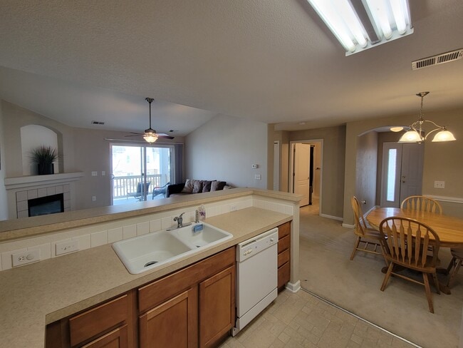 Photo - 4755 Hahns Peak Dr Unidad 201