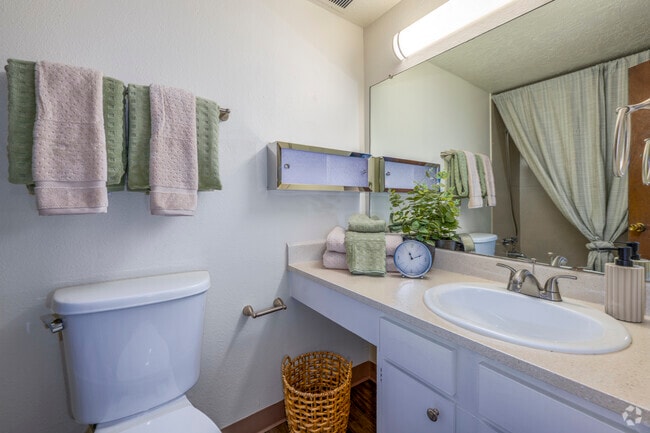 2BR, 2BA - 900SF - Second Bathroom