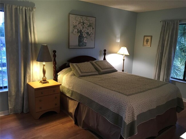 Building Photo - 2655 Pine Ridge Way N Unit H3