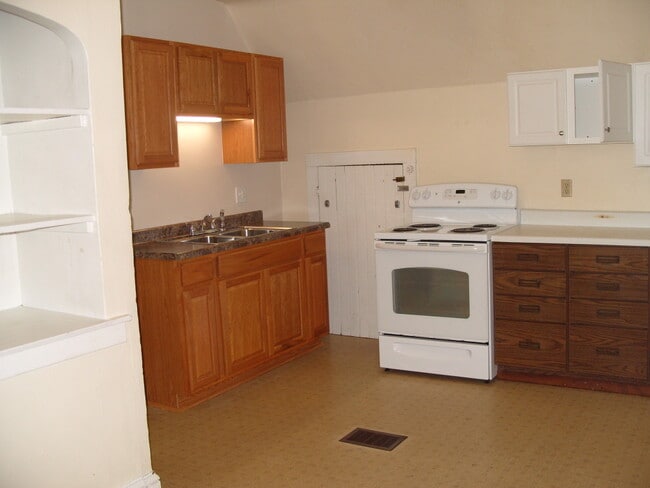kitchen stove - 1425 State St Unit upstairs