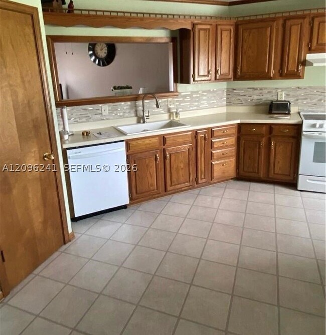 700 W Diane Ct