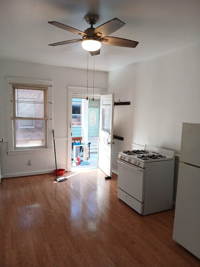 Extremely bright sunny suite faces East - 2220 Murray Hill Rd Apartments