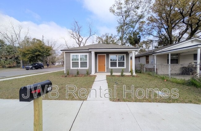 Photo - 1499 Logan St