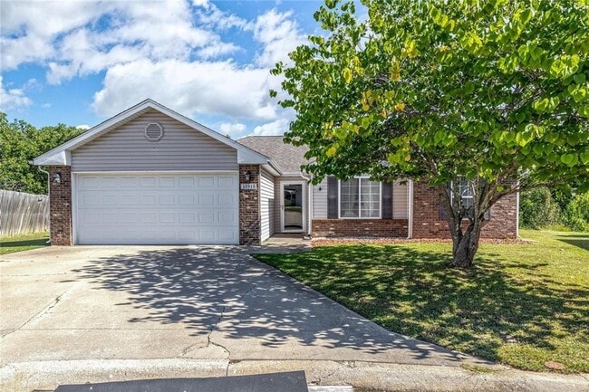 Building Photo - Beautiful 3/2 Avaliable April 20th