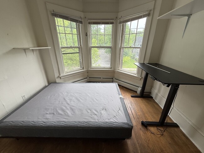 Photo - 202 Miller St