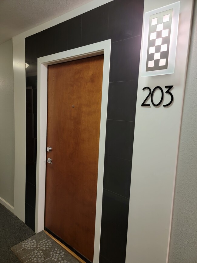 Building Photo - 1231 N Downing St Unit 203
