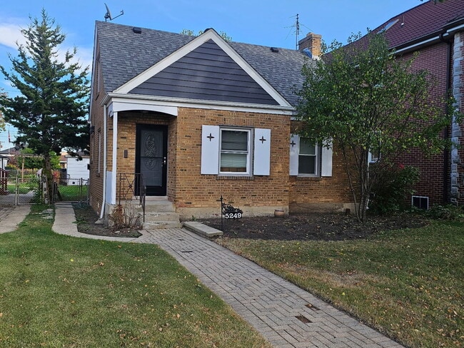 Building Photo - 5249 N Osceola Ave