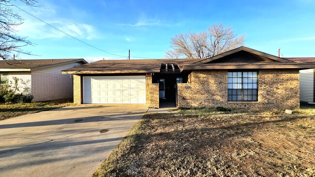 Photo - 2042 Magill St