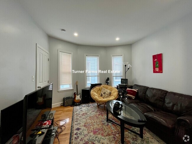 Building Photo - 130 Boston St Unit 2 Rental