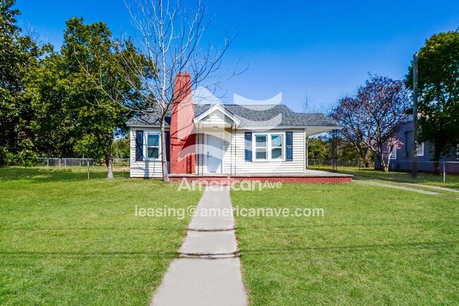 Building Photo - 304 S Pine St