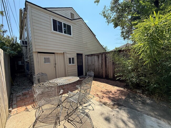 Building Photo - 2128 Sul Ross St Unit B