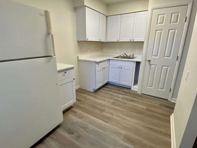 Building Photo - NSUR1259 2205 Cedar1-4 Unit 04