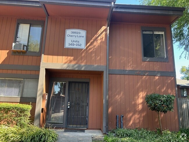 Building Photo - Nice 3br/1.5ba Town Home. Great school. Wa...