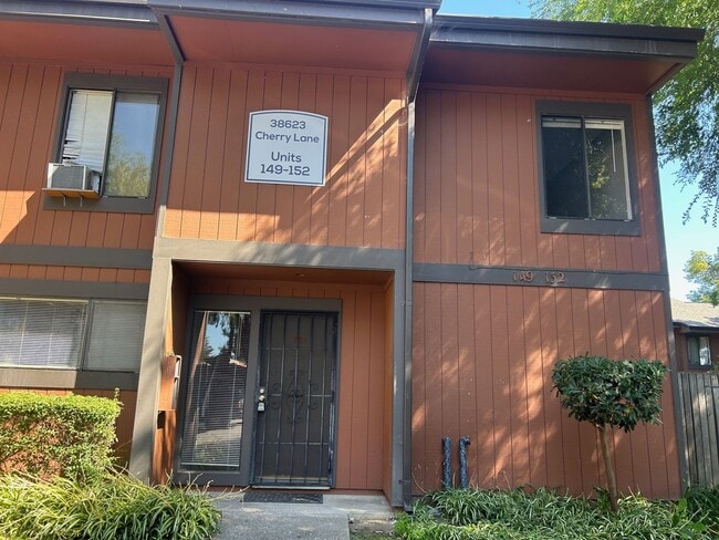 Nice 3br/1.5ba Town Home. Great school. Wa... - Nice 3br/1.5ba Town Home. Great school. Wa...