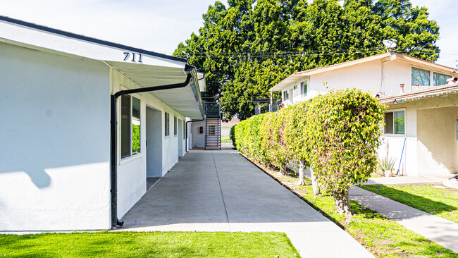 Photo - 711 W Provential Dr Apartments