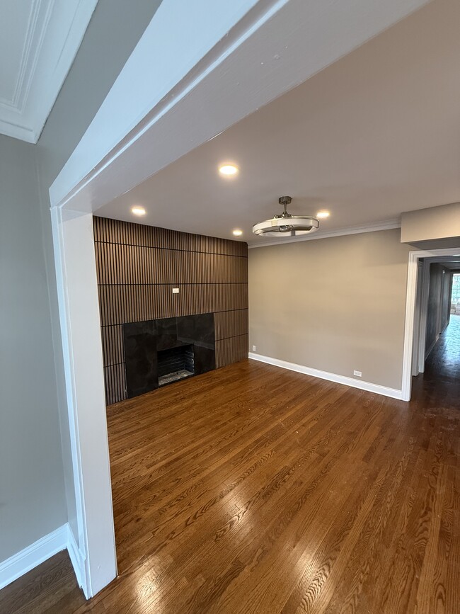 Living room - 1629 W Granville Ave Unit 2