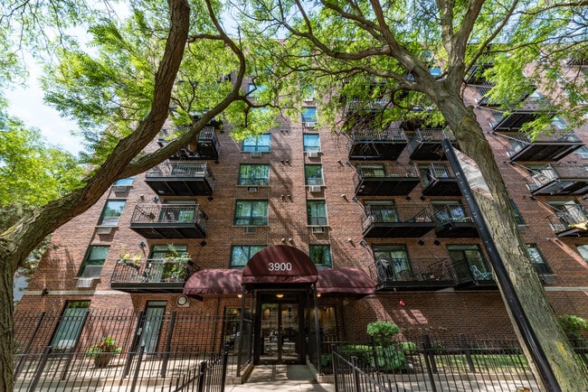 Building Photo - 3900 N Pine Grove Ave Unit 802 Rental
