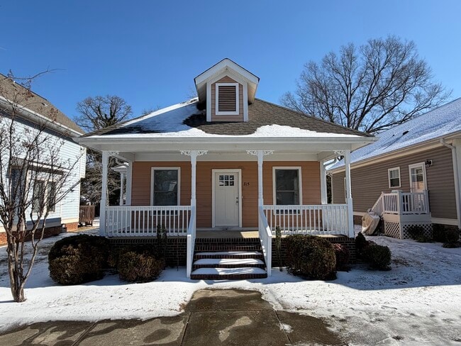 Building Photo - 815 Green Oaks St