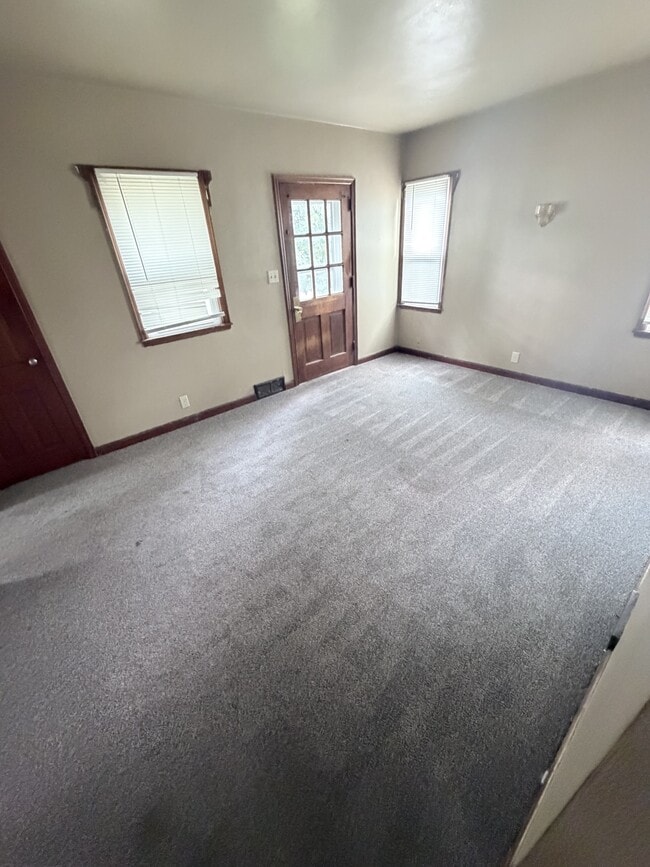 Photo - 207 3rd St SW
