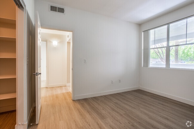 1BR, 1BA - 796 SqFt Upgraded
