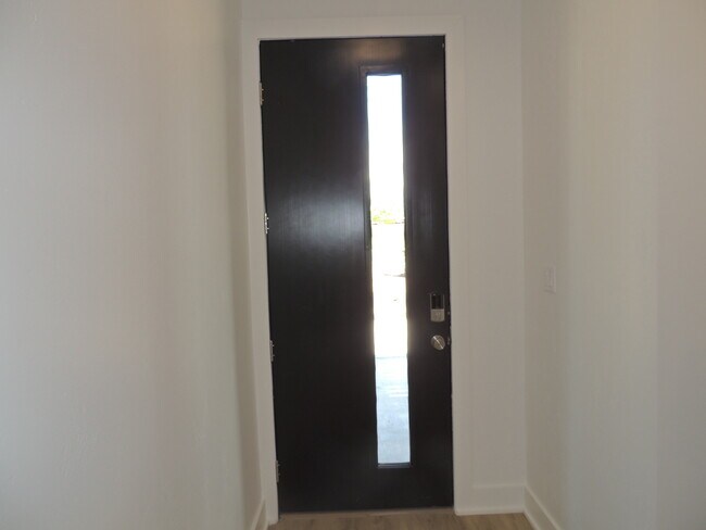 Photo - 600 Lawrence Ave