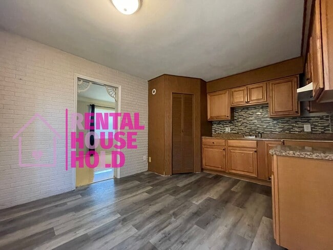 Building Photo - Stunning 3-Bedroom 1-Bath Bunglaow Located... Rental
