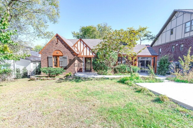 Building Photo - 502 32nd Ave S