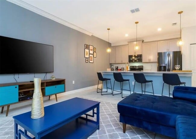 Photo - 984 Leader St